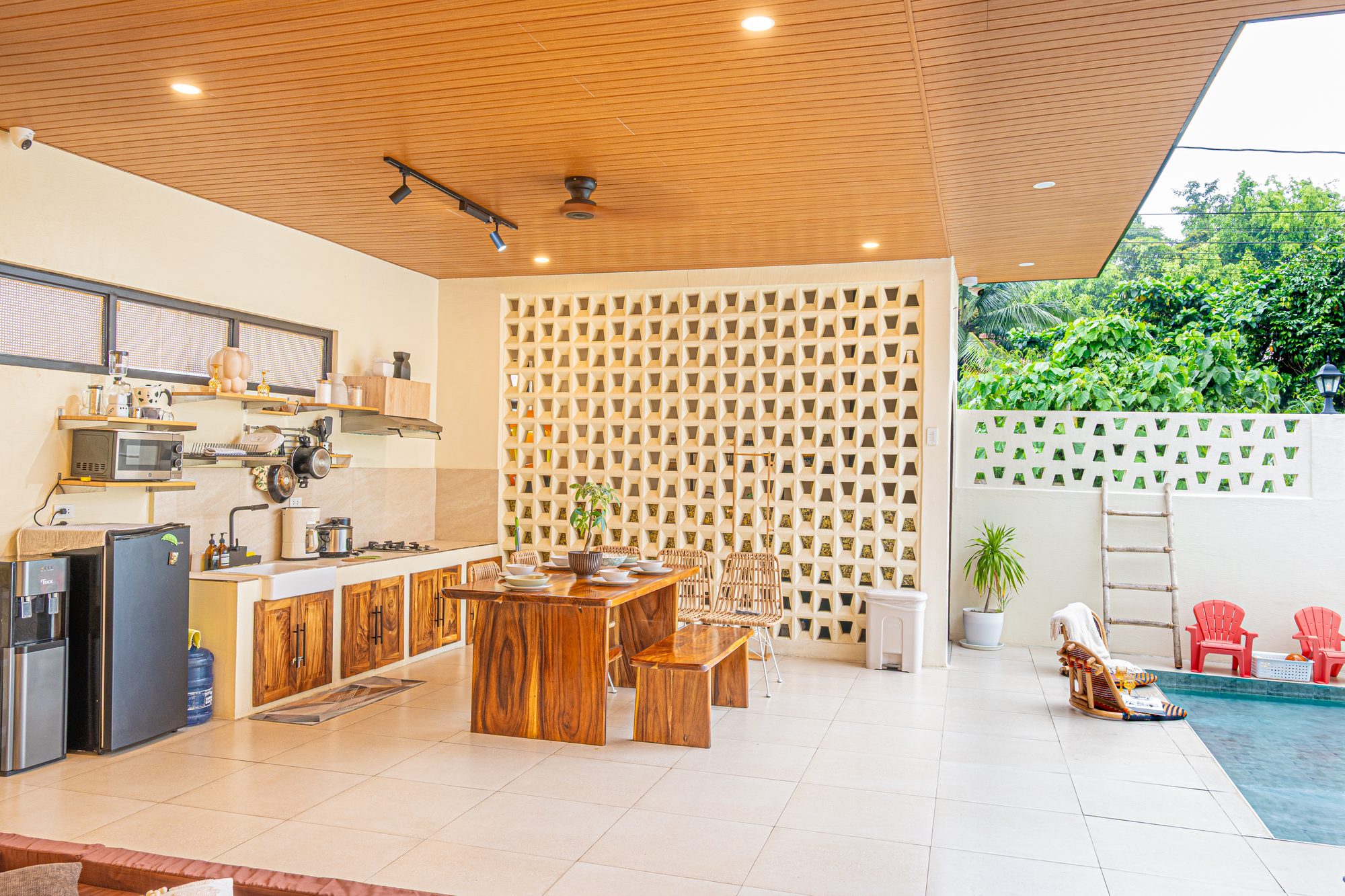 Semi-outdoor kitchen and dining
